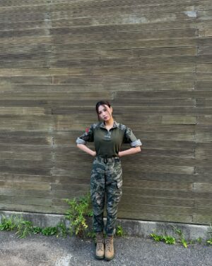 Oh Ha-young Instagram - 리얼한 전투를 보기 위해 저도 입어봤는데요 🪖
빨간 명찰까지 달아봤습니돳🫡