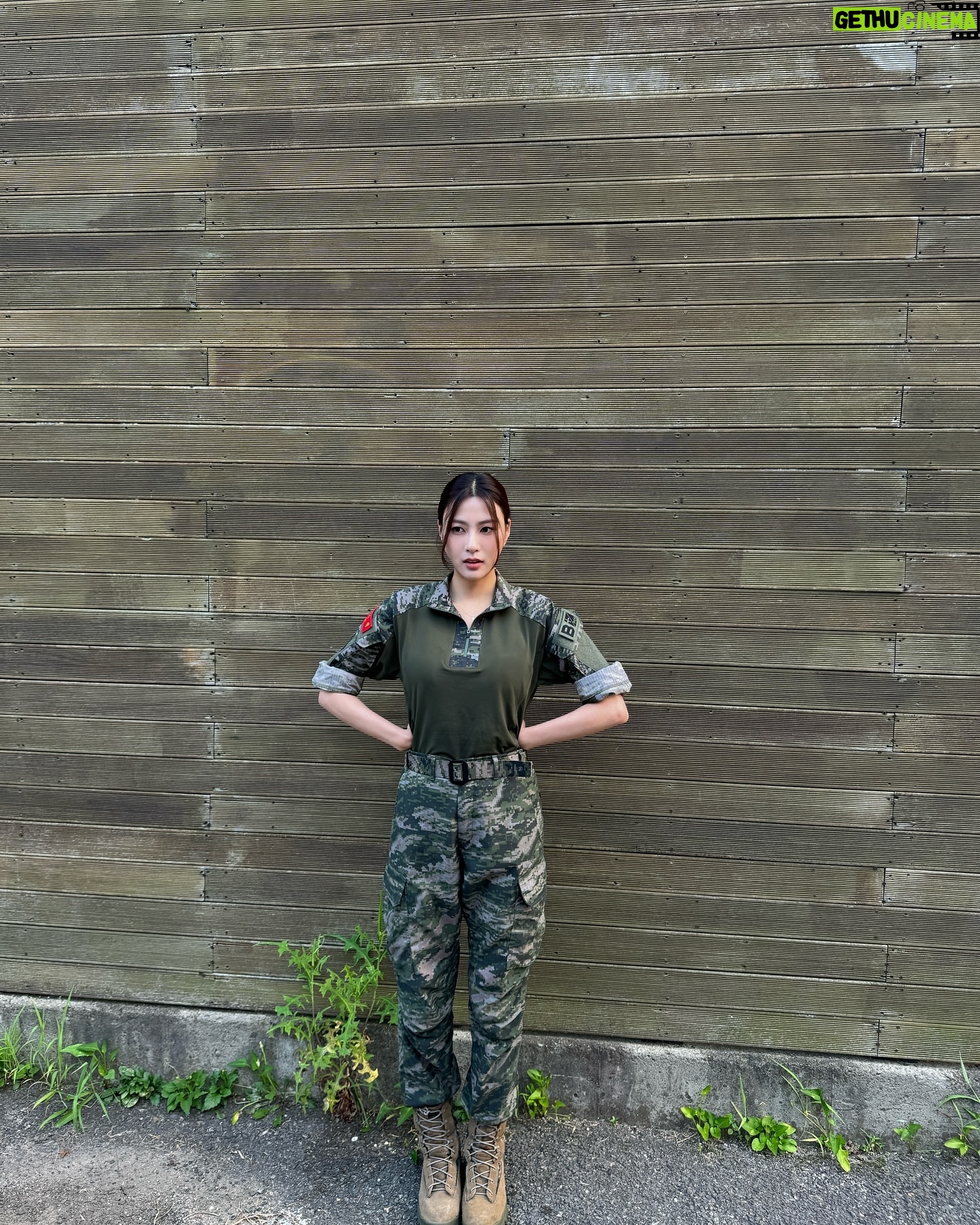 Oh Ha-young - 49.1K Likes - 리얼한 전투를 보기 위해 저도 입어봤는데요 🪖
빨간 명찰까지 달아봤습니돳🫡