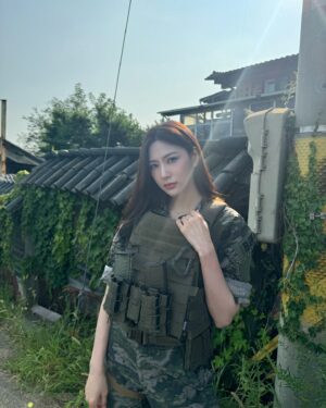 Oh Ha-young Instagram - 리얼한 전투를 보기 위해 저도 입어봤는데요 🪖
빨간 명찰까지 달아봤습니돳🫡