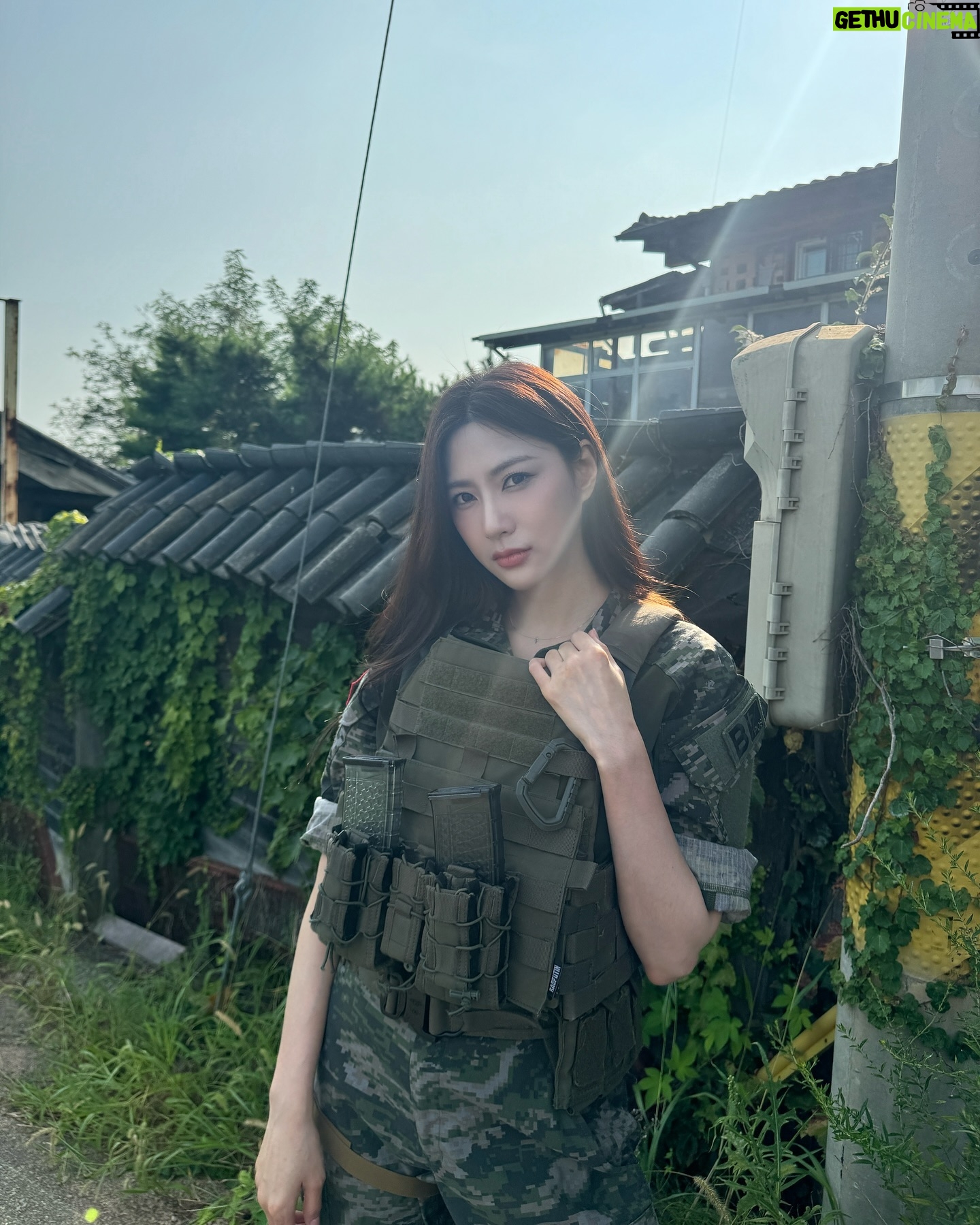 Oh Ha-young - 49.1K Likes - 리얼한 전투를 보기 위해 저도 입어봤는데요 🪖
빨간 명찰까지 달아봤습니돳🫡