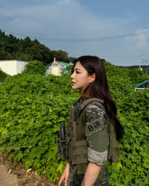 Oh Ha-young Instagram - 리얼한 전투를 보기 위해 저도 입어봤는데요 🪖
빨간 명찰까지 달아봤습니돳🫡