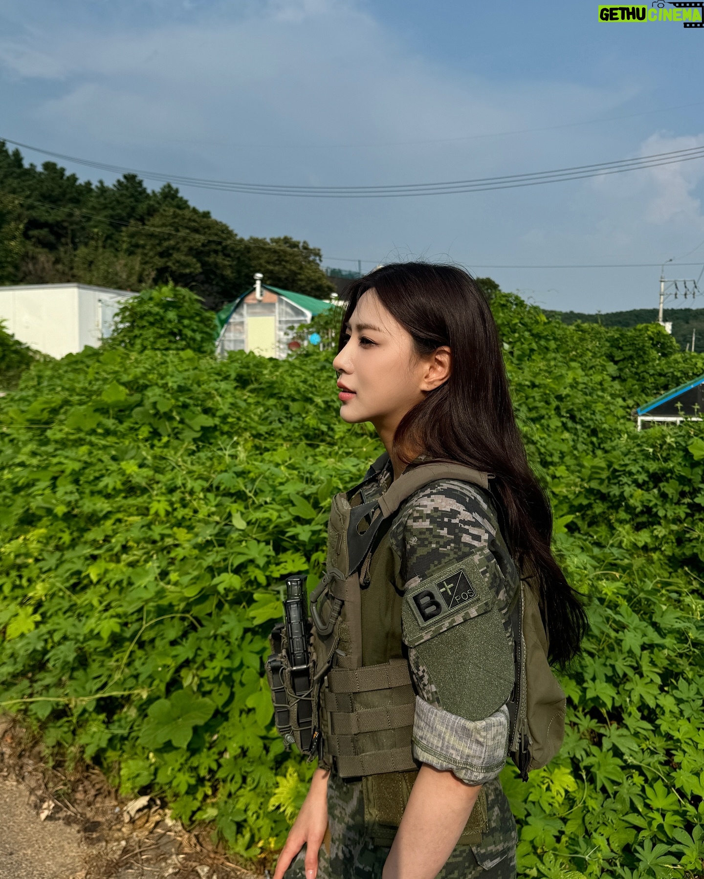 Oh Ha-young - 49.1K Likes - 리얼한 전투를 보기 위해 저도 입어봤는데요 🪖
빨간 명찰까지 달아봤습니돳🫡