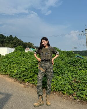 Oh Ha-young Instagram - 리얼한 전투를 보기 위해 저도 입어봤는데요 🪖
빨간 명찰까지 달아봤습니돳🫡