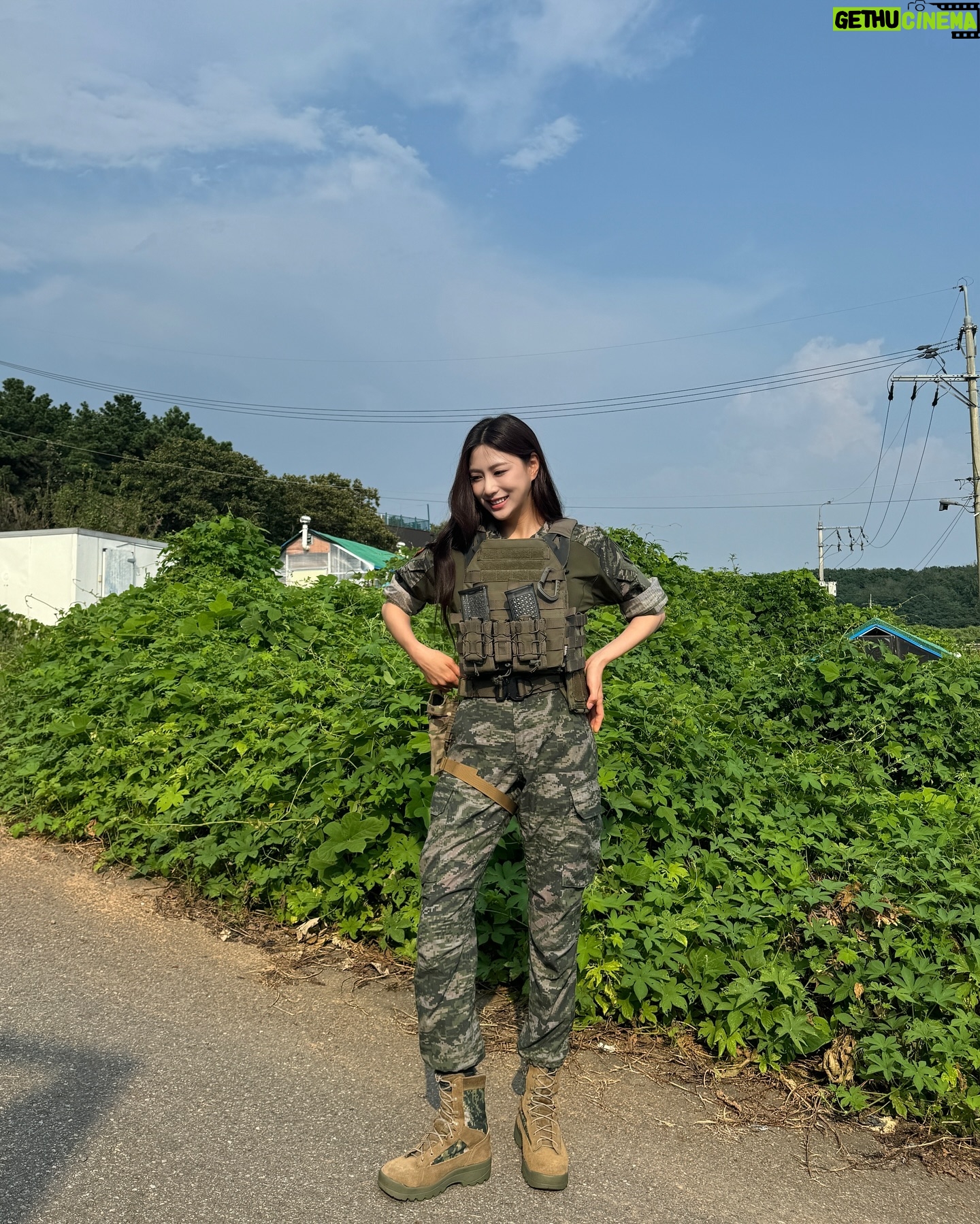 Oh Ha-young - 49.1K Likes - 리얼한 전투를 보기 위해 저도 입어봤는데요 🪖
빨간 명찰까지 달아봤습니돳🫡