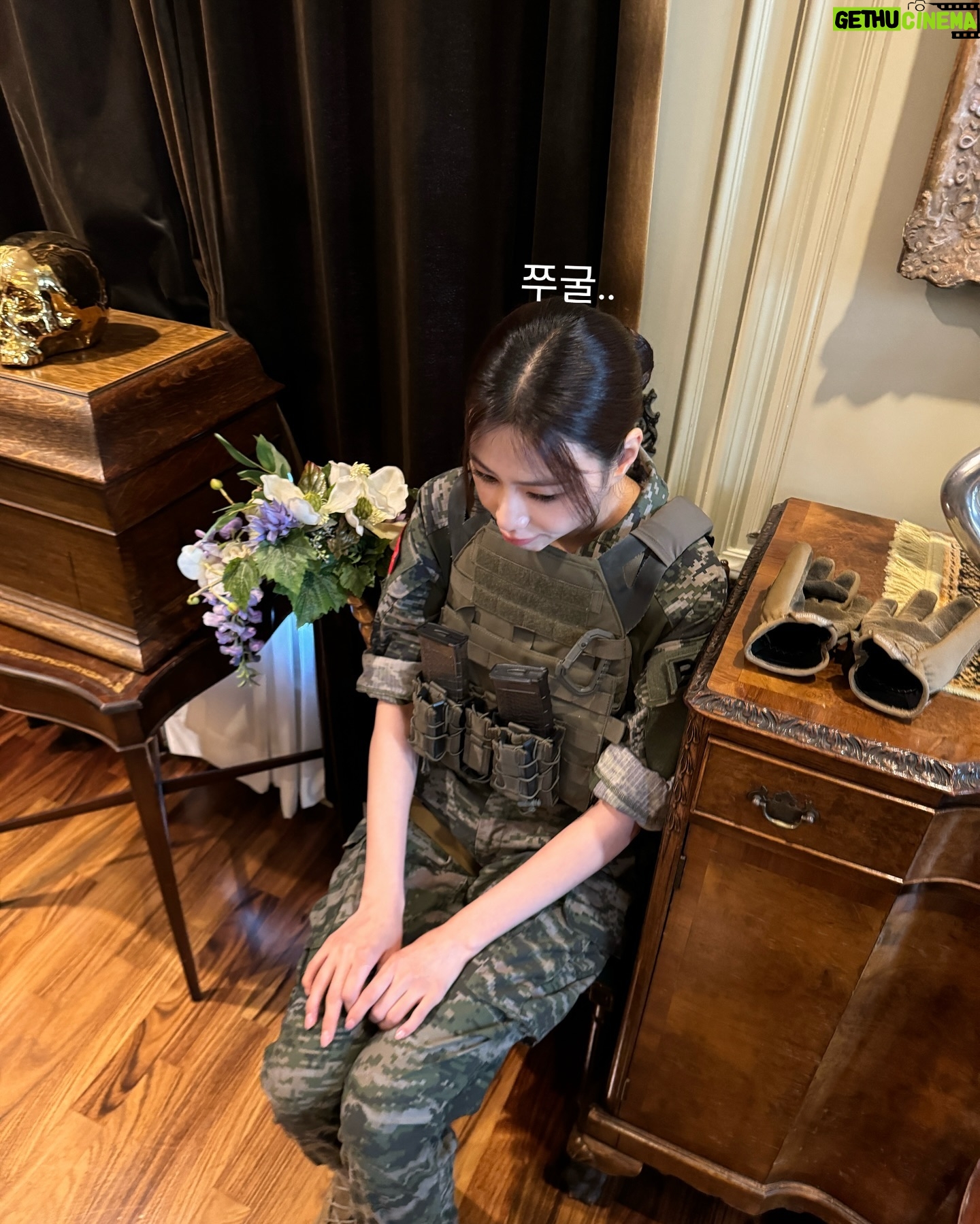 Oh Ha-young - 49.1K Likes - 리얼한 전투를 보기 위해 저도 입어봤는데요 🪖
빨간 명찰까지 달아봤습니돳🫡