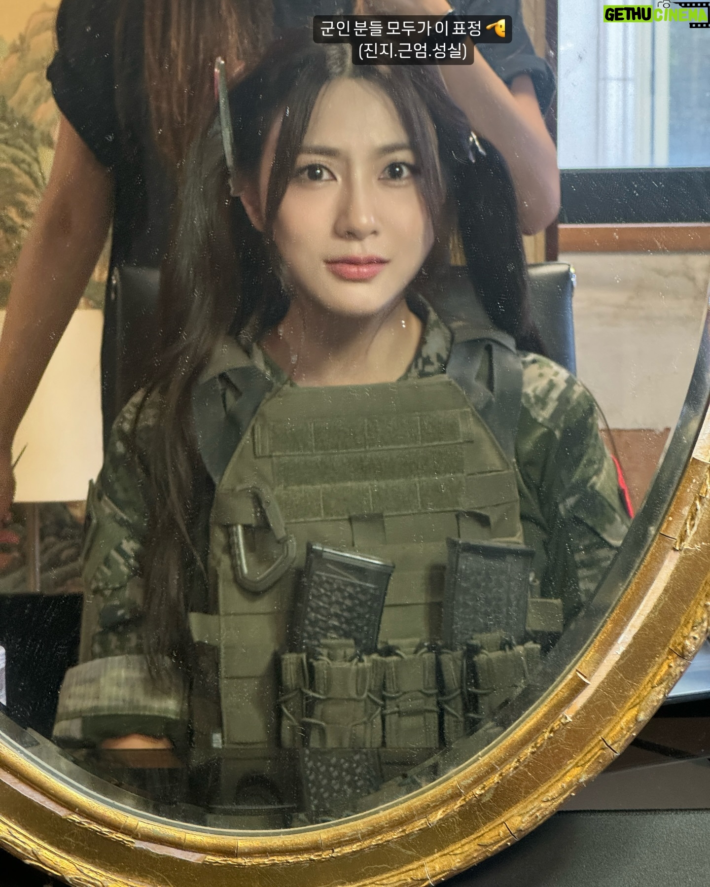 Oh Ha-young - 49.1K Likes - 리얼한 전투를 보기 위해 저도 입어봤는데요 🪖
빨간 명찰까지 달아봤습니돳🫡