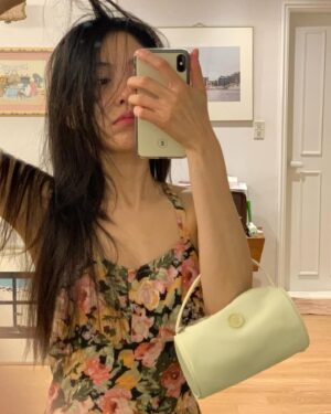 Oh Ji-yeon Instagram - 어두컴컴한 날씨에, 
질수없다! 그렇다면 나에게 
색칠해주기  2 🧡
음, 여러가지 색으로 히 
여러분도 해보세요오오 
효과 있다 이거?