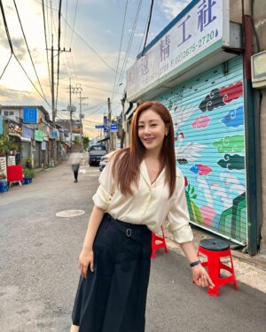 Oh Na-ra Instagram - #갬성골목
여름 한 가운데🌞