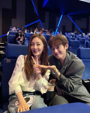 Oh Na-ra Instagram - 가장 반가웠던 #티라미수왕자님 #김성철배우
본인은 부끄럽다고 손사래를 치지만 
난 이제 시작인걸?🤭
#영화파일럿_vip_시사회