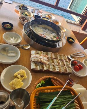 Oh Na-ra Instagram - #백반기행_온주완 편보고 먹으러갔던 #하모샤브샤브
#천상의맛
다먹고 계산하려는데...
주완이가 직접 전화해서 대신 계산해줬다고🤩
멋진놈. 낭만을 아는 놈.  고맙다~~
여수여행 성공!!🙌