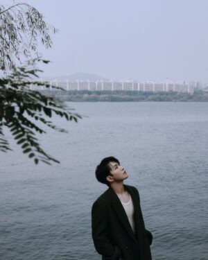 Oh Seung-hoon Instagram - @eyesmag 감사해요🤍 
멋진 분들과 함께한 새로운 작업 👍🏻

Creative Director
Oh seung hoon. @hoon.oh 
Kim Jae Cheon. @jaecheonism___ 

Visual Director
Park Tae II. @taeilpark 

Photo.
Yoon Song E. @songgge 

Styling.
Park Tae Il. @taeilpark 

Hair. 
Park Ha. @blow_tnim_minti 

Make up. 
Bo Ryeon. @blow_boryeon 

Special Thanks to, 
Just Entertainment.
Kim Soo Hyun.
Hwang Ji Yoo.

#오승훈 #아이즈매거진 #eyesmag #eyesmagazine