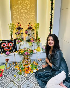Oindrila Bose Instagram - Nothing beats a friendly affair filled with laughter, good vibes, tasty food and great company. Here’s to moments that turn into memories! 🌟
 #FriendshipGoals #GoodTimes #jaijagannath