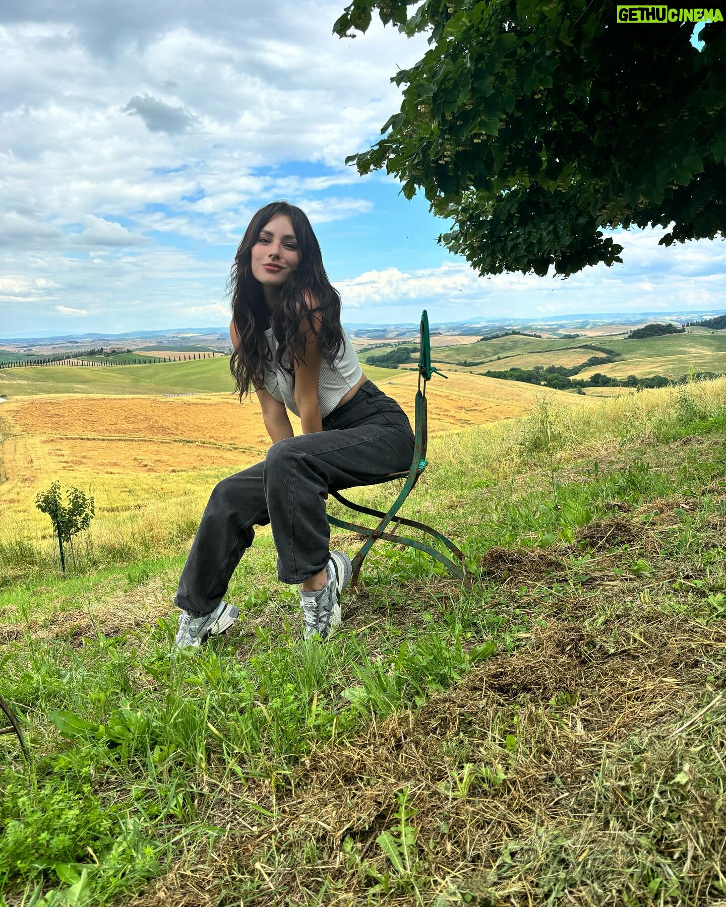 Oka Giner - 42.1K Likes - Hoy conocimos la Toscana italiana y el olor a alfalfa nos hizo recordarte mucho papá. ❤️
Acá te cuido a tu Lorena.