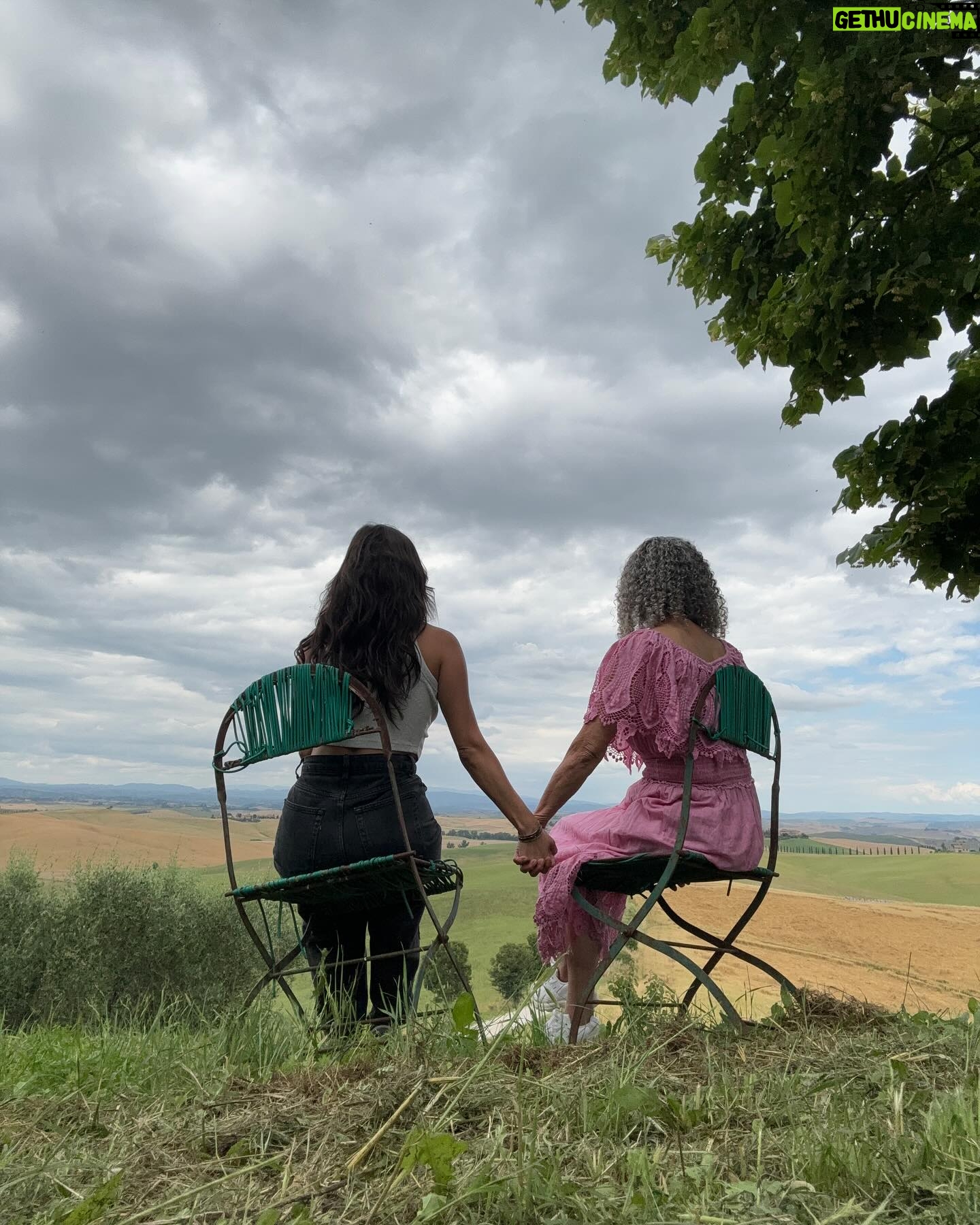 Oka Giner - 42.1K Likes - Hoy conocimos la Toscana italiana y el olor a alfalfa nos hizo recordarte mucho papá. ❤️
Acá te cuido a tu Lorena.