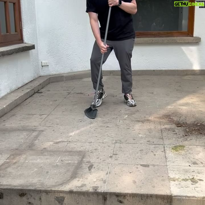 Oka Giner - 90K Likes - Lo único bueno que dejó el chavismo fue la oportunidad de que tú y yo nos encontráramos.
A mi una brujita me había anunciado tu llegada y aunque lo hizo con lujo de detalle yo jamás hubiera imaginado que fueras tan comico, tan irrestible, tan narcisista y tan perfecto 🤤🤤🤤🤤🤤
Y es que desde que llegaste a mi vida descubrí lo que significa PLENITUD. Mi vida sin lugar a dudas es infinitamente mas bonita desde que formas parte de ella. Y si te soy honesta cada noche me acuesto pensando en que hice tan bien para merecer tanto.
Te amo con el alma, como no tienes idea, así ya cayendo en lo enfermo 🤣🤣🤣🤣🤣
Por favor si un día me muero y tus amigos te dicen "se feliz con alguien más, es lo que ella hubiera querido" dejo constancia en la aquí presente de que yo JAMÁS diría esa mamada.
Feliz cumpleaños pedacito mío. @nachored