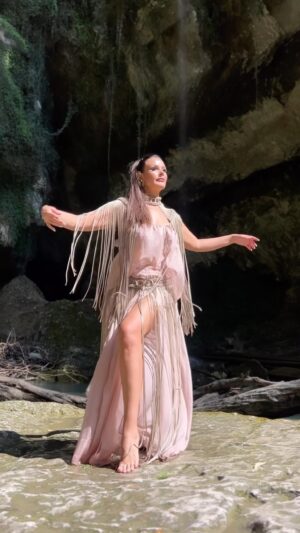 Oksana Fedorova Instagram - Одно из главных качеств женщины это близость к природе🌳🌳🌳 Женщина любит быть на природе , заряжаться от нее и быть в гармонии с природой .💚
А еще она любит снимать классные видео вместе с ней.
Салон @modi.sochi
MUA @elizaveta333
HAIR @stylist_ivanovaekaterina
Видео @chudo_s_dobrom
#природа#водопад#сочи#гармония#женщина#woman
