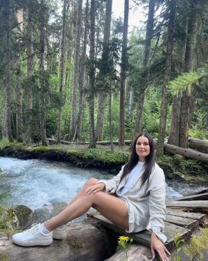 Oksana Fyodorova Instagram - Чарующие виды Тебердинского заповедника . 🌳💚💚💚
Когда мы попадаем в природу , мы обретаем себя , мы начинаем чувствовать себя и осознавать свои мысли и истинные желания . Природа и искусство , материал и творение. Ну чем не картина Шишкина ? 🖼️😊
#теберда#карачаевочеркесия#природа
