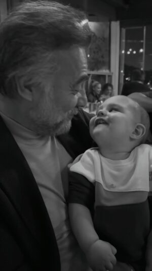 Oktay Kaynarca Instagram - Kızlarım,
 Oğullarım var gelecekte,
 Herbiri vazgeçilmez cihan parçası.
 Kaç bin yıllık hasretimin koncası,
 Gözlerinden,
 Gözlerinden öperim,
 Bir umudum sende,
 Anlıyor musun ? Ahmed Arif