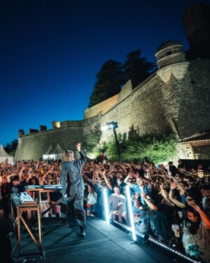 Ólafur Arnalds Instagram - Live with the iconic @kiasmos_ 🤍 

@sisteron_maville 
📷 @maxime_chermat