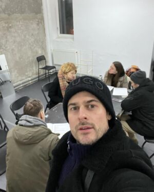 Oleg Zagorodnii Instagram - Мне интересно, а как оно там в уютных реп залах со стабильным светом, с обогревом помещений в Москве в театрах Пушкина, РАМТа, Большом…где так много вас, для которых ужас и так противно все, что делает ваше государство в отношении моего, зная, что в соседней стране убивают, разрушают, отнимают базовые условия нормальной жизни? Вот как оно там, в Москве, люди объемного мышления, интеллигенция, элита, люди, которые занимаются искусством,которое из жизни, в котором вот такие ситуации и есть профессия(трагедия,драма…) или у вас нет представления о жизни тех людей, с которыми вы работали? Оно нормально жить 10 месяцев так, как будто ничего не обостряется или все же эти всякие Петровы и пр это только в кино сострадающие и понимающие,на все резонирующие герои, а в жизни кэш идёт и жизнь продолжается?В Германии это конечно сильно решает не выйти на сцену, чтоб не похлопали. Русская культура-это 0. Проснетесь и пресмыкнетесь. Реалии культурной жизни Киева(она продолжается вопреки всему), читки в помещении где уже давно нет отопления по понятным причинам, и под графики подачи света.