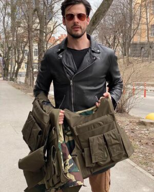 Oleg Zagorodnii Instagram - Рік прошов, війна не закінчилась, армія все так само забезпечена не усім необхідним, все так само, як і рік тому-я в своєму місті і я хочу допомагати. Я хочу перемоги для України, бо це справедливо і тільки так ми матимемо майбутнє, українське вільне майбутнє. Ми стали допомагати значно більше, бо ви підтримуєте мене більше. Дякую кожному,я зустрів велику кількість хороших людей: Саша з Болгарії,Ігор з Англії,Ерік,Брайан,Крістіан,Орлан,Стас,Стів,Майкл С …з США,Ніка з Грузії,Марк з Бельгії,Крістофер з Сінгапуру,Майкл з Австралії,Кріс з Еміратів,Кім з Китаю… та ще багато хороших людей світу,дякую кожному з вас, ми змогли разом забезпечити більше тисячі наших воїнів 💙💛 і ми продовжуємо до ПЕРЕМОГИ!