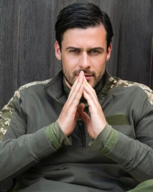 Oleg Zagorodnii Instagram - Чим я займаюсь уже 7 місяць-я намагаюся забезпечити якомога більше солдатів української армії одягом. Як це відбувається: я отримую донат, за ці гроші купую тканину і все необхідне для виробництва певної моделі військового одягу, в мене є конструктор Оксана @lebedinskaya_ksu , вона розробляє модель, потім ми знаходимо велике виробництво у Києві/Україні, яке відшиє нам багато одиниць певного одягу різних розмірів, я закуповую ще більше тканини та фурнітури, передаю усе це на виробництво, вони відшивають. Потім я отримую готовий одяг і відправляю солдатам на лінію фронту за допомогою пошти або волонтерів,а іноді особисто військовому у руки.Отож чим більше ваших донатів, тим більше я маю можливостей  для забезпечення 🇺🇦 хлопців. А ще,виробництво саме в Україні-це робота для наших людей і економія грошей, бо приміром куртка із тканини softsheel з Китаю з доставкою в Україну обійдеться у 45-50$, а ми маємо змогу цю куртку відшити за 35$. Дякую людям з усього світу, що допомагають мені продовжувати бути корисним для своєї країни у цей важкий час 🙏🏻💙💛