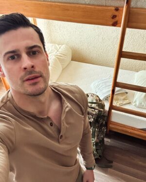 Oleg Zagorodnii Instagram - Яке болюче повторення за такий короткий час-рік «перемагали» і займалися не війною, витрачали не на війну,не достатньо робили для тих, хто був гарантією мирного життя, знову ті самі помилки. Хтось навпаки робив…взивав…не чули, а тепер приходить час розплати-прикро, що заплатить кожен, і той хто «перемагав» і той, хто знав правду та жив реаліями. Бо наша війна то не кіно і не концерт,а втрати і відчайдушна боротьба тих, хто приймав у ній участь, а не жив зручним гаслом «Крим влітку» без спроб зрозуміти, що ж відбувається насправді. До чого усі ці слова? Можливо хтось ще усвідомить, що буде дуже тяжко нам усім і війна стане ще ближче до кожного у цьому році, і вона в нашому домі, не можна жити так, що її немає-тоді вона стає ближчою.