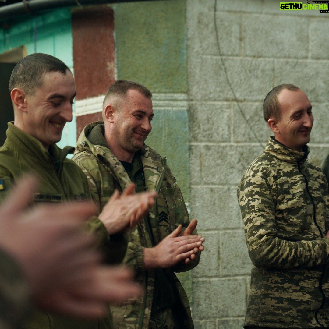 Oleh Skrypka - 1K Likes - Цифри не можуть передати всі емоції та щирість візитів до наших воїнів, але ми з гордістю ділимося тим, як багато ми зробили за минулий місяць. В березні ми відвідали понад 2300 захисників у 7 областях, включаючи Харківську, Донецьку, Запорізьку, Херсонську, Миколаївську, Одеську, Вінницьку. Ми працювали в госпіталях, тренувальних центрах, з різними групами внутрішньо переміщеної молоді. Ми привезли на фронт близько тисячі книг, показували різноманітні освітні фільми про історію та культуру України, а також провели великий концерт у Києві, об’єднавши артистів Культурного Десанту з різних напрямків.
Але наша справжня сила полягає не в кількості, а в якості особистих зустрічей, кожна з яких є унікальною. Вони сповнені натхнення та надії, але також важкого досвіду та справжньої хоробрості.
Ми вдячні за всю підтримку, яку отримуємо! Разом ми продовжуємо розвиватися і переконуємося, наскільки кожна мить поряд з нашими воїнами є цінною.