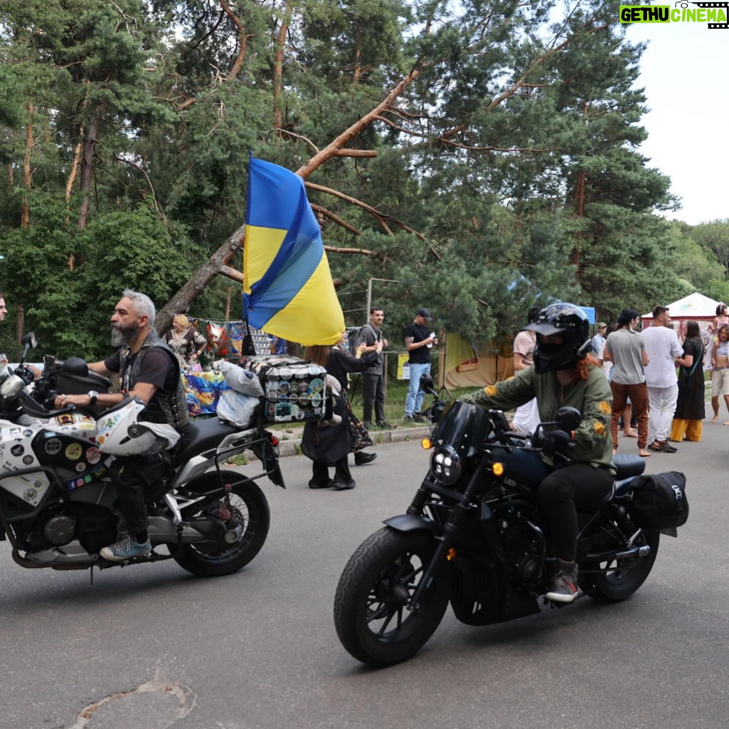 Oleh Skrypka - 500 Likes - Закінчився перший день етнофестивалю «Країна мрій» і це було неймовірно! 💚
Дякуємо кожному, хто розуміє цінність українських традицій, розвиває нашу культуру, плекає мову та робить все задля розквіту всього українського 🇺🇦
До зустрічі завтра 😌
Посилання на квитки в шапці профілю.
📍Національний ботанічний сад імені Миколая Гришка
(Вулиця Садово - Ботанічна, 1)
⏰21, 22, 23 червня з 12:00 до 21:00
📢Найближче укриття: станція метро “Звіринецька” — 1800 метрів
#країнамрій #фестивалькраїнамрій #олегскрипка #етнофестиваль #фестиваль #фестивалькиїв #етніка #воплівідоплясова #українськакультура #етно