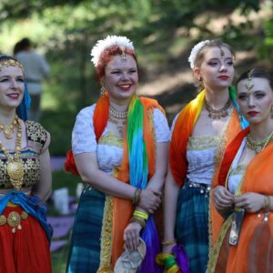 Oleh Skrypka Instagram - Закінчився перший день етнофестивалю «Країна мрій» і це було неймовірно! 💚

Дякуємо кожному, хто розуміє цінність українських традицій, розвиває нашу культуру, плекає мову та робить все задля розквіту всього українського 🇺🇦

До зустрічі завтра 😌

Посилання на квитки в шапці профілю. 

📍Національний ботанічний сад імені Миколая Гришка
(Вулиця Садово - Ботанічна, 1)

⏰21, 22, 23 червня з 12:00 до 21:00

📢Найближче укриття: станція метро “Звіринецька” — 1800 метрів

#країнамрій #фестивалькраїнамрій #олегскрипка #етнофестиваль #фестиваль #фестивалькиїв #етніка #воплівідоплясова #українськакультура #етно