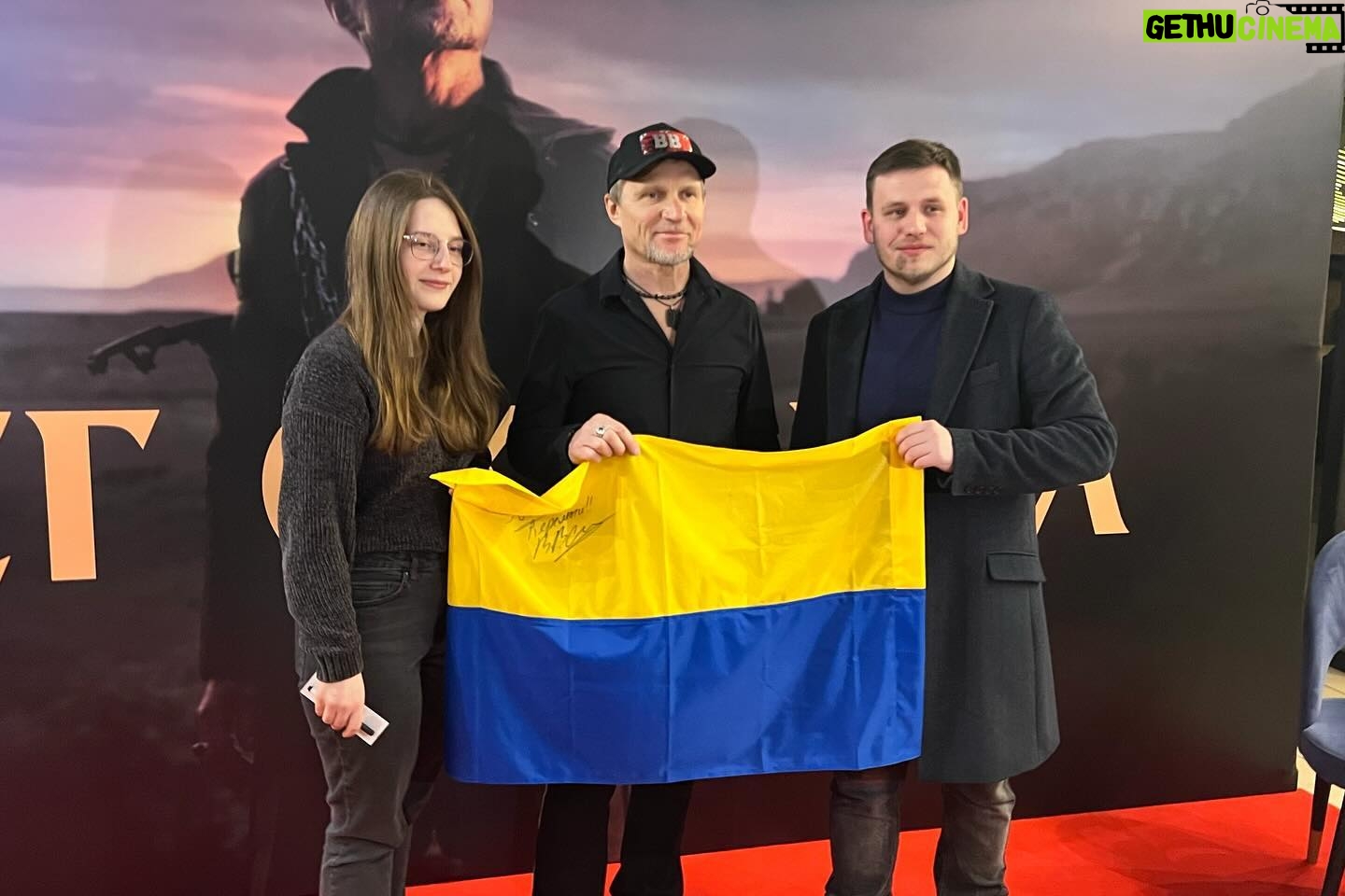 Oleh Skrypka - 433 Likes - Символічно 14 березня на День Добровольця був презентований кліп на пісню легендарного Олега Скрипки - «Номад».
Захід проводився з благодійною метою, підтримати батальон «Ягуар»🇺🇦
«ЯГУАР» - перший батальйон оперативного призначення 14 бригади Національної гвардії України «Червона Калина». Бригаду було створено на базі 8 полку нгу під час кампанії «Гвардія Наступу». Саме 8 полк носив ім’я «Ягуар», тому було вирішено обрати цю назву для основного і найпотужнішого батальйону бригади. Бойовий шлях батальйону почався ще до початку повномаштабного вторгнення на Донеччині. Далі було звільнення Київщини, Северодонецьк, Лисичанськ, звільнення населених пунктів в Луганській області, Район Спірного на Донеччині та врешті найнебезпечніша ділянка фронту поблизу населеного пункту Вербове, Запорізька область. В складі підрозділу воюють бійці з багаторічним досвідом ведення бойових дій, що ще з часів АТО та ООС боронять українську землю, мають численні нагороди та колосальні військові навички. Батальйон продовжує приймати участь у бойових діях та серед військових підрозділів має репутацію як дієва та потужна одиниця.
Партнери заходу:
1. Ресторан новітньої української кухні , культурний центр національного бренду « Галушка»
2. Yamamoto Dental Group– найбільший інтегратор цифрових рішень для стоматології в Україні
3. Дизель Енерджі - надійні рішення для постачання електроенергії.
Згодом звіт про надану допомогу.
Фото @yuriy.veres
#олегскрипка #презентаціякліпу #номад #olegskrypka #гулівер #кінотеатроскар @yamamotodentalgroup @galushka.kyiv
