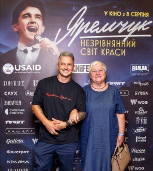 Oleksandr Pedan Instagram - Ходив з мамою на допрем’єрний показ фільму “Яремчук: Незрівнянний світ краси”🔥

Наполегливо раджу всім, хто цікавиться українською культурою, історією та мистецтвом, відвідати це кіно. Це наша ідентичність! Це про того, хто закладав основи сучасної української музики. Я вважаю, що нам всім потрібно знати своїх героїв, щоб остаточно витіснити ту радянщину, яку нам дуже довго нав’язували. Варто розуміти, що наші артисти, починаючи з 70-их років, розривали не тільки український простір, а і весь світ.

Це якісне сучасне українське документальне кіно від @knife.films однозначне варте вашої уваги та підтримки. Приємного перегляду😉

P.S. Підіть в кінотеатр всією сім’єю. Моя мама в нейомвірному захваті! Для неї це ж історія її молодості, що торкнулась глибини душі. І я кайфанув від класного сучасного підходу!