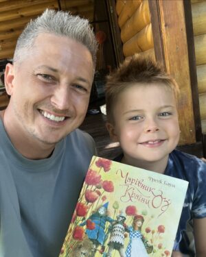 Oleksandr Pedan Instagram - Дізнався, що сьогодні – День книголюба. Неофіційне, але прикольне свято📚

Зізнаюсь, раніше боявся не дочитати книгу, до останньої сторінки зосереджувався лише на одній. А зараз можу одночасно читати різні твори. Під настрій, як то кажуть. Ось зараз в мене в процесі аж 5 книг. Ними з вами і поділюсь🤗

1. «Подолати минуле: глобальна історія України» Ярослав Грицак📖
Як на мене, ця книга написана просто ідеально! Я б радив прочитати її усім, хто цікавиться історією нашої прекрасної країни. Тут не просто викладені важливі дати, а і складається логічна картинка, чому так чи інакше ставалось у певні періоди.

2. «Американські боги» Ніл Гейман📖
Взяв цю книгу в руки вдруге. Декілька років тому мені вона не пішла. А зараз от захотів спробувати знову. Обрав, до речі, спеціальну повну версію. В це видання повернули багато тексту, який першочергово був відредагований.

3. «1984» Джордж Орвелл📖
Ця книга-антиутопія була написана більше ста років тому, але абсолютно реалістично зображує події світу сьогодення. Не всього, звісно, але декількох країн точно. Нашого північно-східного сусіда особливо.

4. «Живі. Зрозуміти українську літературу» Олександр та Павло Михед 📖
Ця книга – розповідь про українських письменників. Читаючи, можна встановлювати причинно-наслідкові зв’язки, чому ті чи інші митці писали саме так і писали на саме такі теми. А ще круто, що після цієї книги ви занотуєте для себе, що ще з української літератури варто прочитати або перечитати.

5. «Чарівник країни Оз» Лаймен Френк Баум📖
Дуже тішусь, що виховую маленького книголюба – мого сина Марка. Ми з ним читаємо з народження! Наразі ми разом пірнули в історію про «Чарівника країни Оз». Це супер-класна книжка! Особливо насолоджуюсь крутим українським перекладом цього твору.

А що зараз читаєте ви? Діліться в коментарях!😉