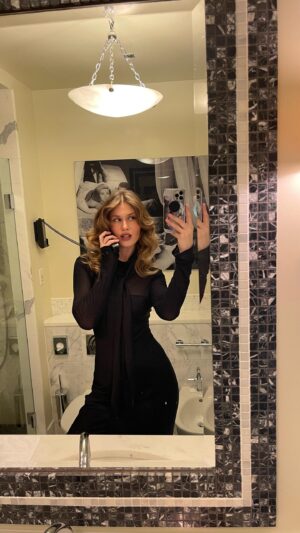 Olga Kent Instagram - « Se telefonando 
io volessi dirti addio 
ti chiamerei. 
Se io rivedendoti 
fossi certa che non soffri 
ti rivedrei. 
Se guardandoti negli occhi 
sapessi dirti basta 
ti guarderei. 
Ma non so spiegarti
che il nostro amore appena nato 
è già finito«
