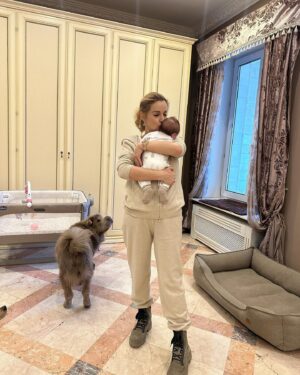 Olga Orlova Instagram - Встретили меня дома  семеро детей😇 (дочка, сын, 4 🐕 и 1🐈)
Счастье есть!❤️❤️❤️