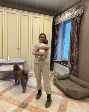 Olga Orlova Instagram - Встретили меня дома  семеро детей😇 (дочка, сын, 4 🐕 и 1🐈)
Счастье есть!❤️❤️❤️