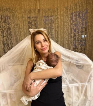 Olga Orlova Instagram - Анютке месяц!!!🥰🥰🥰
Как же быстро летит время…
💖💖💖🤱🏼🤱🏼🤱🏼