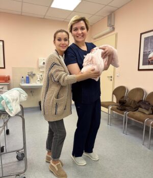 Olga Orlova Instagram - Самый популярный вопрос: Где я вела свою беременность и рожала Аню. 
Я уже рассказывала вам о своих многочисленных попытках вновь стать мамой , и вот, когда всё получилось, было важно, чтобы всё шло по плану. Беременность после 40-ка, а, в моем случае, в 45- это очень серьезный шаг, и для меня было очень важно доверять докторам и клинике, где я её вела. 
Две недели назад я стала мамой моей чудесной малышки, и сегодня готова поделиться своим опытом с теми девушками и женщинами, кому это актуально)
На мой взгляд, лучшее место в Москве, где помогают планировать беременность, вынашивать и родить ребёнка в условиях повышенного комфорта – Госпиталь MD GROUP. Здесь рожали практически все мои подруги, и их рекомендации врачей я проверила на себе. 
Медицина, оборудование, профессиональные врачи - всё просто на высочайшем уровне! Отдельное спасибо заботливому и внимательному персоналу, они все хранили мою тайну про беременность, пока я не поделилась этим в соц.сетях🙏🏼
Я не хотела рожать ни в одном городе мира, кроме своего родного, потому что для меня было важно быть рядом со своей семьей. И я родила так, что, была б я помоложе,- еще раз пять бы сюда вернулась! 😅
Про цены: Комфортные роды, роды любой степени риска возможны по доступной цене. Можно родить с профессиональными врачами, с отдельной палатой, с 6-ти разовым питанием , сумку в  роддом собирать не надо, пребывание похоже на пребывание в санатории, полное обследование матери и малыша и это все от 199 тыс рублей в Госпитале MD GROUP на Севастопольском проспекте @aist_i_kapusta 
Ну, и вишенка на торте))) 
Мой доктор- моя Богиня! 
Нормантович Татьяна Олеговна❤️ @normantovich_doctor
На протяжении всей беременности, она была моей самой мощной поддержкой. Поверьте, с таким доктором «не родить» - просто невозможно!😁
Благодаря её профессионализму, мне было проведено КС, и Анечка появилась на свет)👼🥰