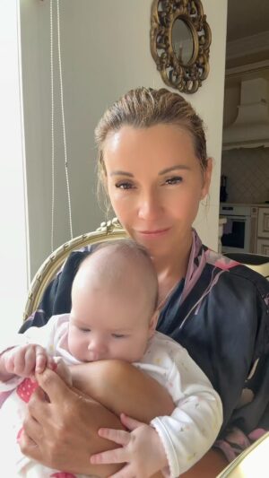 Olga Orlova Instagram - Я умею монтировать видео про собак , но я не умею делать это с Анюткой). Потому что я не знаю, как можно что-то не взять в монтаж. Немножко мимими вам в ленту в День защиты детей 🥰🥰🥰🥰