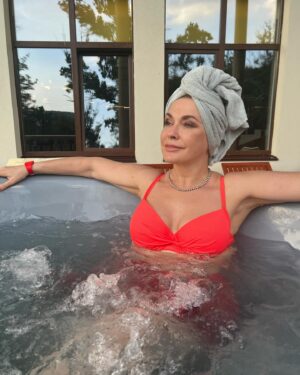 Olga Sumskaya Instagram - Хмельниччина! Місто Сатанів!Перлина України!❤️Декілька днів в улюбленому @arden_palace  відновили сили ,аби знову поринути в роботу!❤️
Запрошуємо вас у ARDEN PALACE Medical Resort & SPA, який розміщений у райському куточку «Подільської Швейцарії» у Сатанові.
«ARDEN PALACE» – це унікальний санаторно-курортний комплекс, що не має аналогів в Україні та Європі. Здається, сама природа, сповнена цілющими силами, що вирують у глибині землі лікувальними водами, вабить сюди людей. А ще ліс голосами птахів закликає прислухатись на мить до душі «Подільських Товтр».
Консультації провідних лікарів України, новітнє діагностичне та медичне обладнання, сучасні методи діагностики та лікування, індивідуальний підхід до кожного гостя, а також цілюща природа та мінеральні води Подільського краю – запорука відновлення життєвої сили та здоров’я.
Відпочивайте в Україні!🙌🏻❤️
#відпочивайвукраїні