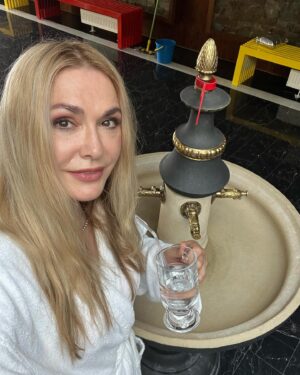 Olga Sumskaya Instagram - Хмельниччина! Місто Сатанів!Перлина України!❤️Декілька днів в улюбленому @arden_palace  відновили сили ,аби знову поринути в роботу!❤️
Запрошуємо вас у ARDEN PALACE Medical Resort & SPA, який розміщений у райському куточку «Подільської Швейцарії» у Сатанові.
«ARDEN PALACE» – це унікальний санаторно-курортний комплекс, що не має аналогів в Україні та Європі. Здається, сама природа, сповнена цілющими силами, що вирують у глибині землі лікувальними водами, вабить сюди людей. А ще ліс голосами птахів закликає прислухатись на мить до душі «Подільських Товтр».
Консультації провідних лікарів України, новітнє діагностичне та медичне обладнання, сучасні методи діагностики та лікування, індивідуальний підхід до кожного гостя, а також цілюща природа та мінеральні води Подільського краю – запорука відновлення життєвої сили та здоров’я.
Відпочивайте в Україні!🙌🏻❤️
#відпочивайвукраїні