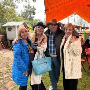 Olivia Collins Instagram - Familiando y qué agusticidad 🌳🤎🐎 Los amoooooo ✨✨✨✨

#oliviacollins #familia #vidacollins