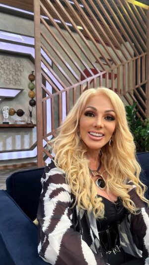 Olivia Collins Instagram - HORA DE CONFESIONES 🔮 Hablé de cosas que nunca había compartido en @quebuenahora 😱 Sintonicen @canalunicable hoy a las 6:50 pm 🤫 @omarfierrooficial @alejandro_estanislao 

#oliviacollins #quebuenahora #unicable