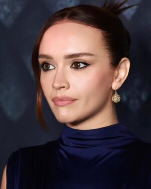 Olivia Cooke Instagram - 💙 loewe 💙

beautiful styling @sweetbabyjamie 
cat eye @hungvanngo 
sculpted hair @benskervin 
skin @keren_bartov 

@loewe