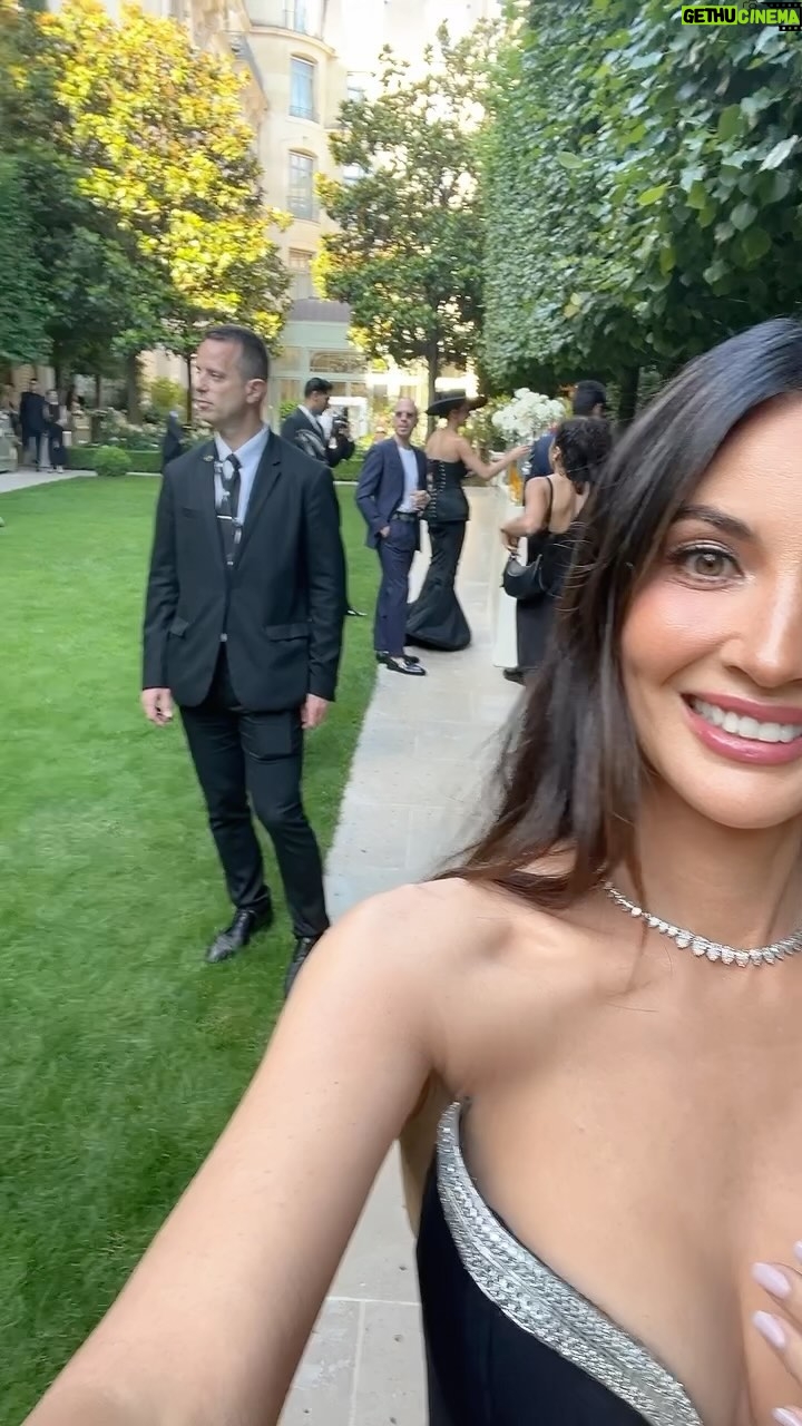 Olivia Munn - 3 Likes - My necklace had a plus one for Vogue World 😅
Thank you for the jewels and the bodyguard @buchererfinejewellery 💎