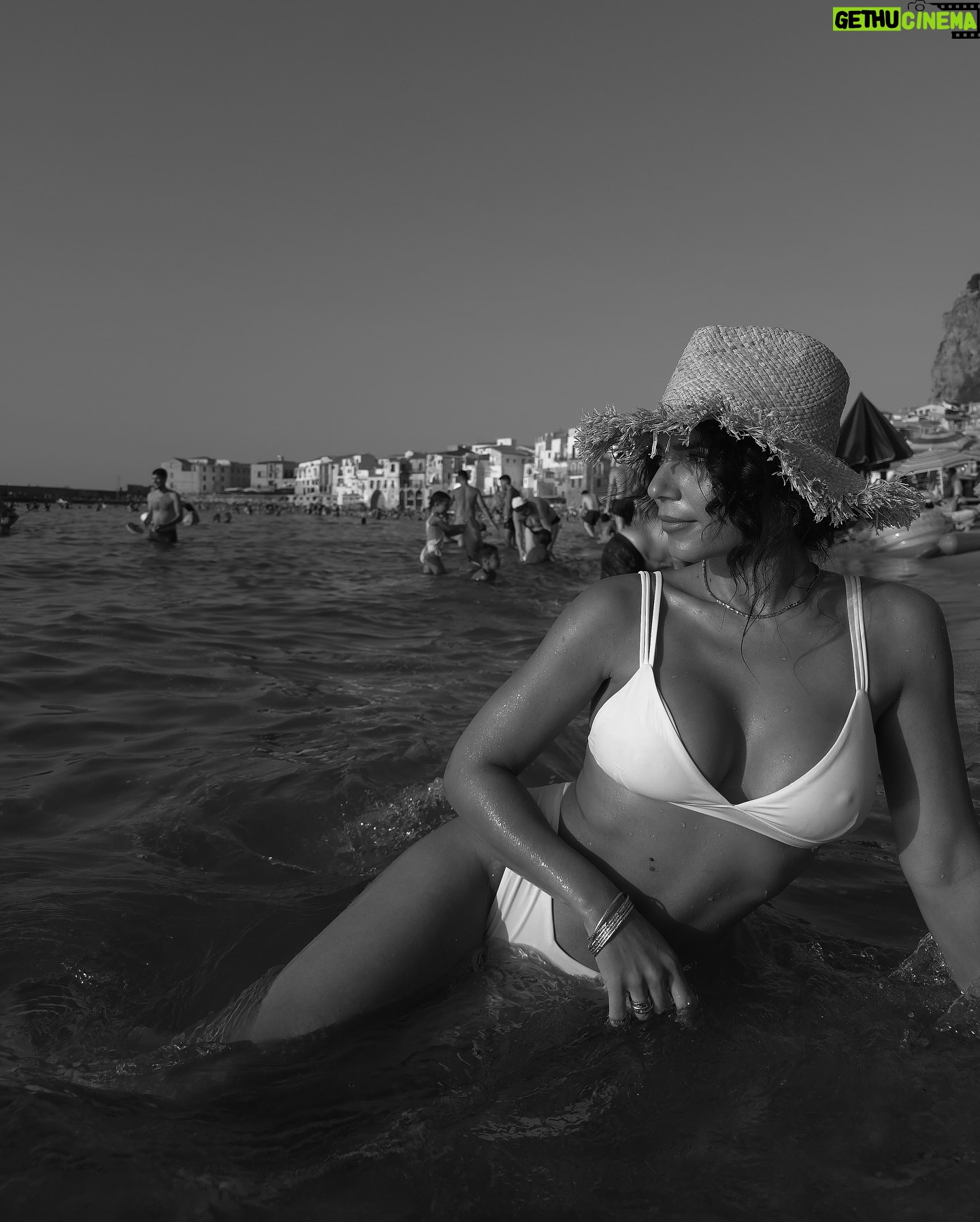 Olívia Ortiz - 9.9K Likes - Numa das praias mais bonitas da Sicília