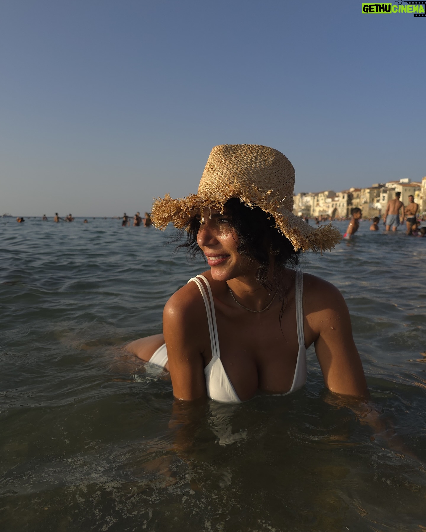 Olívia Ortiz - 9.9K Likes - Numa das praias mais bonitas da Sicília