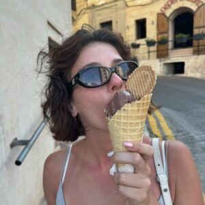 Olivia Rouyre Instagram - 👍 ice cream beach dessert ice cream beach