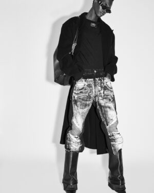 Olivier Rousteing Instagram - l’HOMME BALMAIN 💻📱🔌 shot By OR
My new looks for 2024 , and You ?