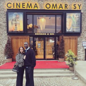 Omar Sy Instagram - Toujours envahi par l’émotion qui m’a surpris hier. 

J’avoue avoir sous estimé ce que ce moment pouvait provoquer. 
Les mots m’ont manqué …
J’ai sous estimé la somme de tout ce que cela pouvait toucher. 
Alors, j’aimerais compléter mon discours…

Revenir à Trappes, avec un tel accueil, fut le premier des cadeaux. 
Merci à @trappesofficiel , Mr le Maire et à la municipalité toute entière. 

Aux Trappistes, 
j’aimerais vous renouveler ma gratitude pour la fraternité et la chaleur partagées ensemble.
A tous les jeunes avec lesquels j’ai échangés hier, merci pour ces moments, gardez votre curiosité et votre persévérance, elles vous conduiront au delà de tout. 

À tous les visages croisés ou aperçus, 
merci pour votre présence, votre chaleur
et surtout pour cette vague douce de nostalgie 
soulevée.

À ma famille,
la fierté dans vos yeux me comble tellement. 

Mon frère Jamel, @jameldebbouze 
tu es à l origine de ce voyage qui est mon parcours . 
Ta fierté et ton émotion sont un carburant puissant. Merci pour tout ça. 

Merci à tous pour cet hommage fort en symbole , je suis si honoré et reconnaissant. 

Pour finir, 
Je reprends cette citation de Mr le Maire dans son touchant discours hier : 
«  IMPOSSIBLE EST PROVISOORE, 
IMPOSSIBLE N’EST RIEN »